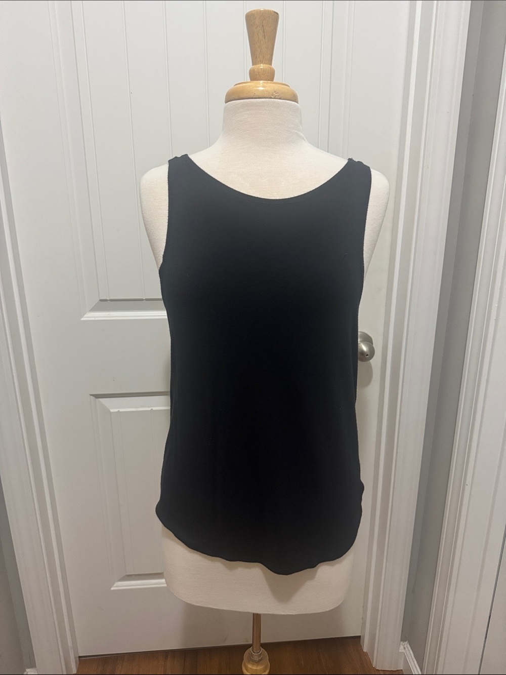 Women's Black Scoop Neck Tank Top - Sleek Everyday Layering